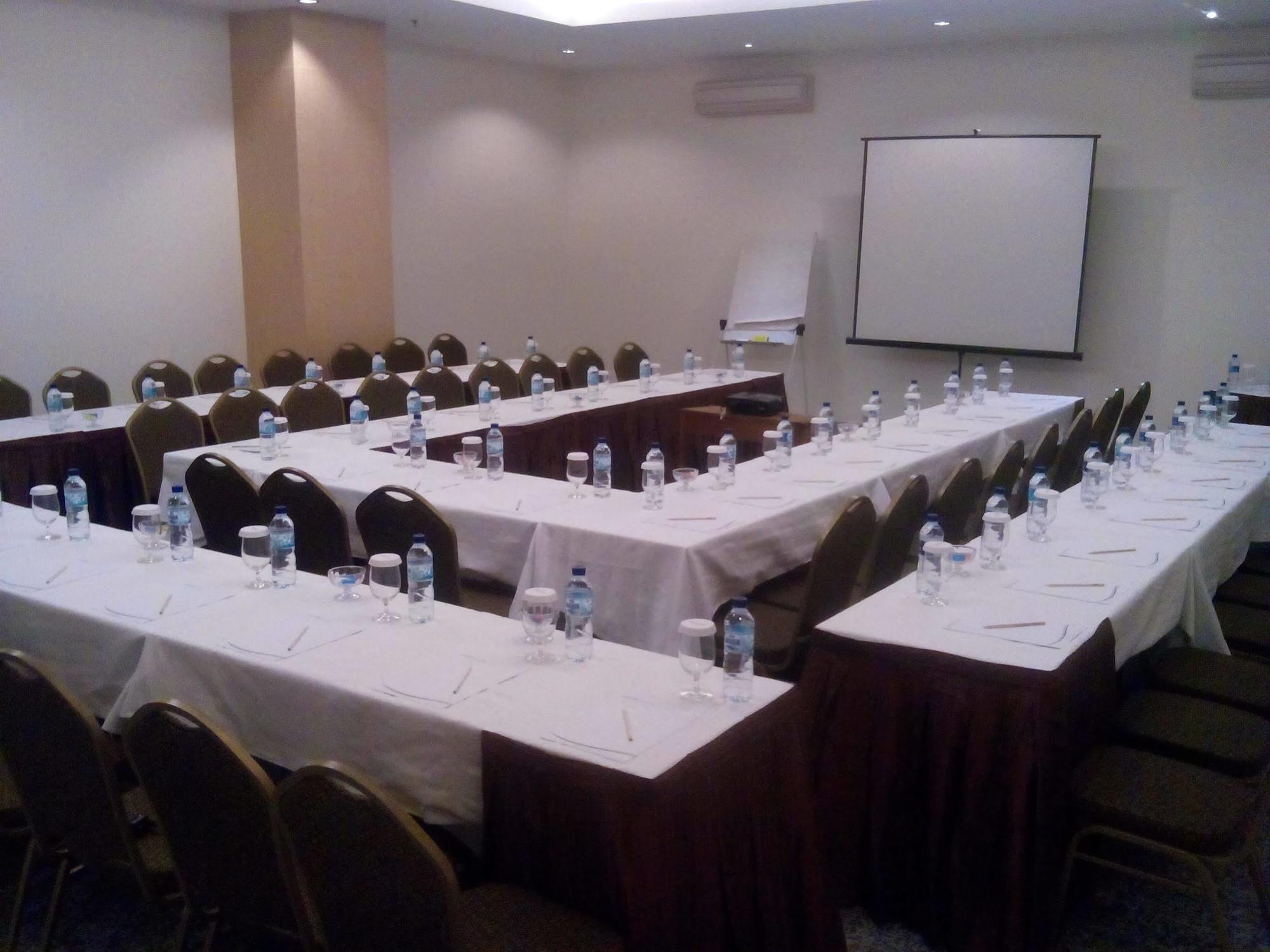 Golden City Hotel And Convention Center - Chse Certified Semarang Exterior foto