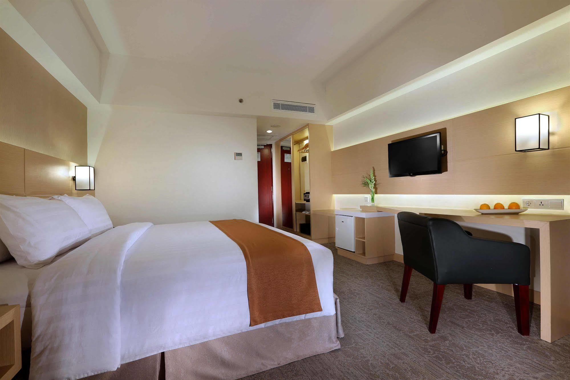 Golden City Hotel And Convention Center - Chse Certified Semarang Exterior foto