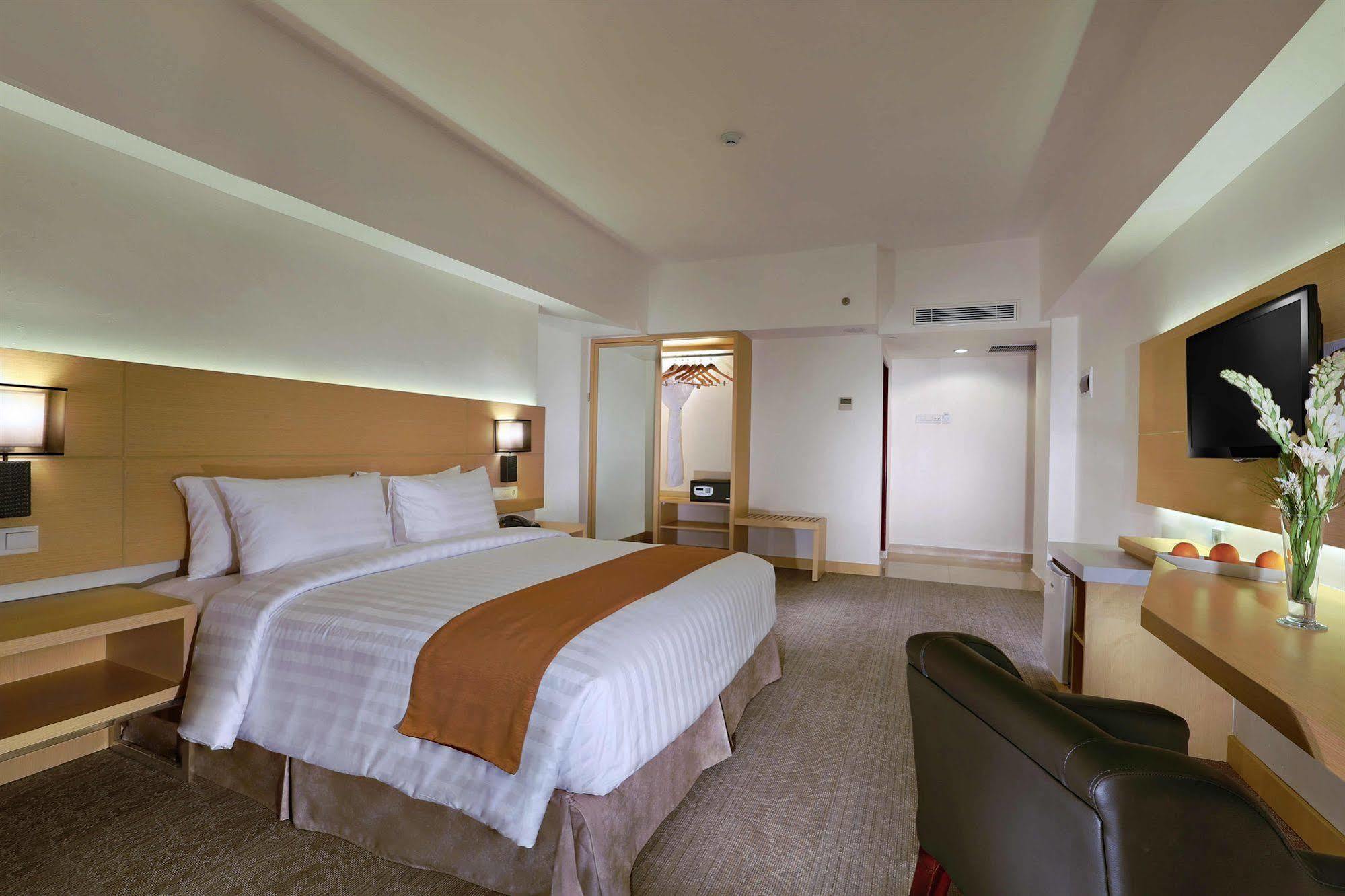 Golden City Hotel And Convention Center - Chse Certified Semarang Exterior foto